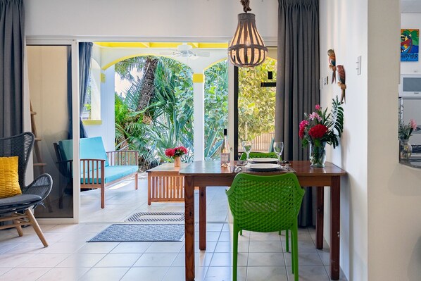 Appartement, 1 slaapkamer, uitzicht op tuin | Dineren op de kamer