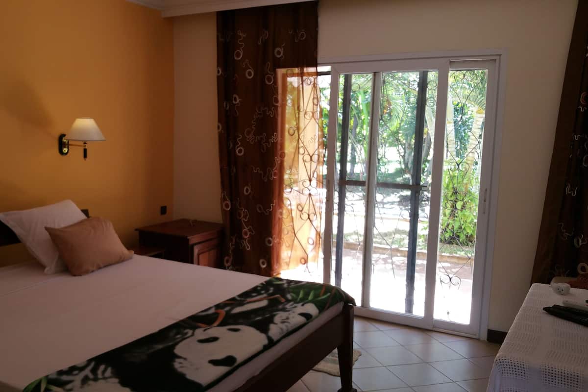 Kamar Double Deluks, 1 Tempat Tidur King, lemari es, pemandangan kebun | Minibar, brankas, meja kerja, dan ruang kerja ramah laptop