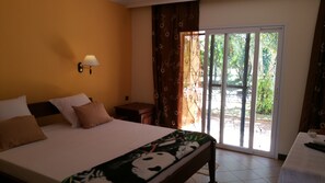 Dobbeltrom – deluxe, 1 kingsize-seng, kjøleskap, hageutsikt | Minibar, safe på rommet, individuelt dekorert og skrivebord