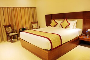 Habitación ejecutiva | Ropa de cama de alta calidad, caja fuerte, escritorio