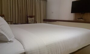 Premium bedding, in-room safe, desk, soundproofing - Rio The Hotel (Bengaluru)