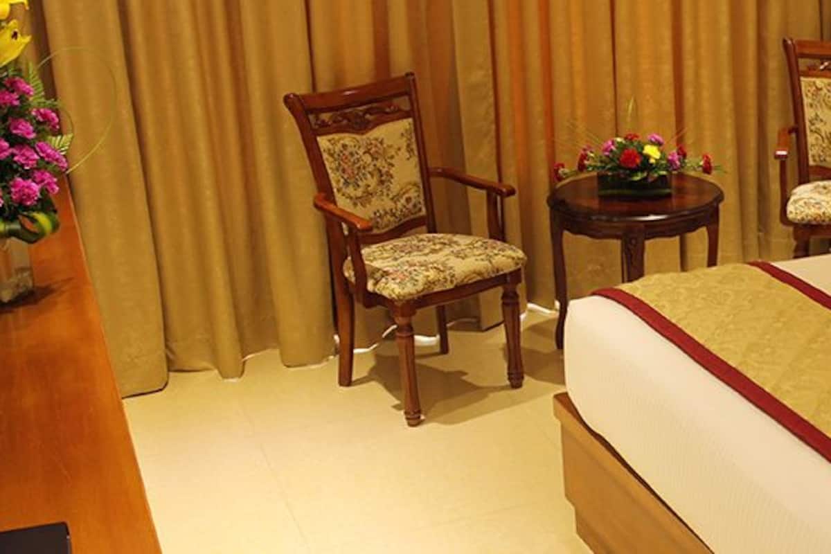 Executive Club | Premium bedding, in-room safe, desk, soundproofing