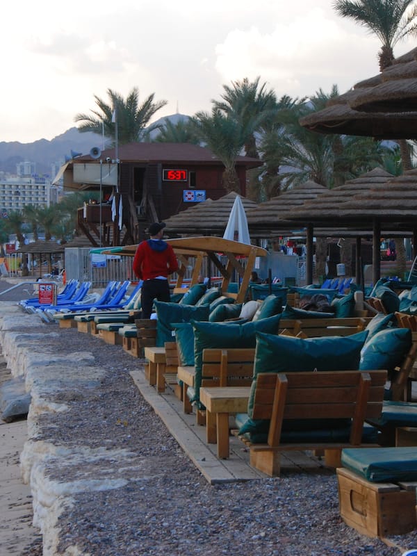 Sulla spiaggia, lettini da mare