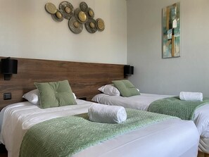 舒适双床房 | 高档床上用品、办公桌、隔音、免费 WiFi
