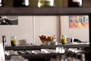 Daily continental breakfast for a fee - Hôtel Le Rochegude (Albi)