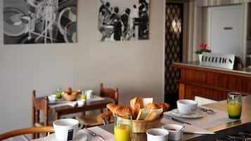 Desayuno continental diario (EUR 8.9 por persona)