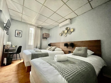 Ropa de cama de alta calidad, escritorio y sistema de insonorización