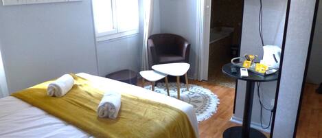 Familie vierpersoonskamer | Luxe beddengoed, een bureau, geluiddichte muren, gratis wifi