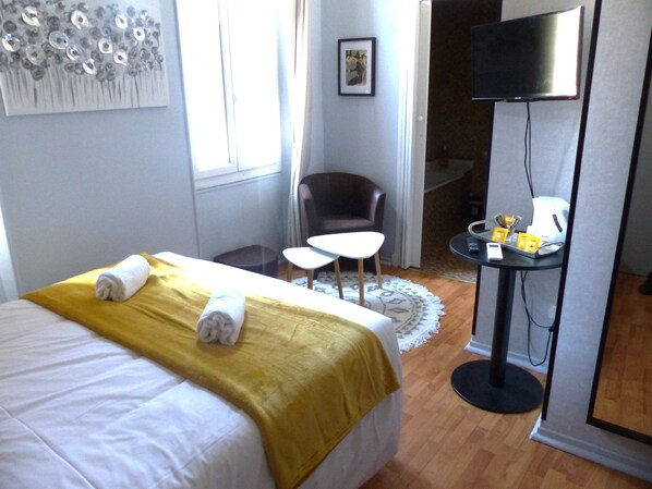 Family Quadruple Room | Premium bedding, desk, soundproofing, free WiFi - Hôtel Le Rochegude (Albi)