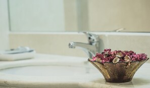 Studio, 1 Tempat Tidur King | Kamar mandi | Kombinasi shower/bathtub, perlengkapan mandi gratis, handuk, dan sabun