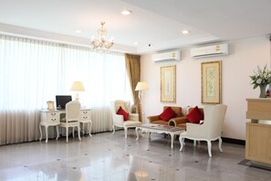 Lobby sitting area - Romance Hotel Srinakarin (Bangkok)