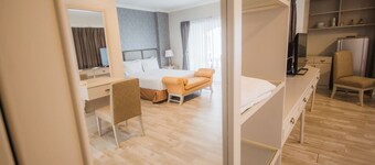 Romance Hotel Srinakarin