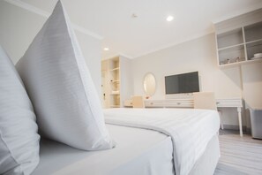 Studio, 1 King Bed | Desk, blackout drapes, soundproofing, free WiFi