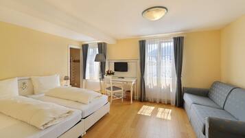 Double Room, Lake View | 1 bedroom, desk, free cots/infant beds, free WiFi