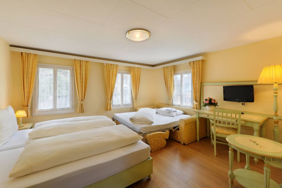 family room | desk, free cots/infant beds, free wifi, bed sheets