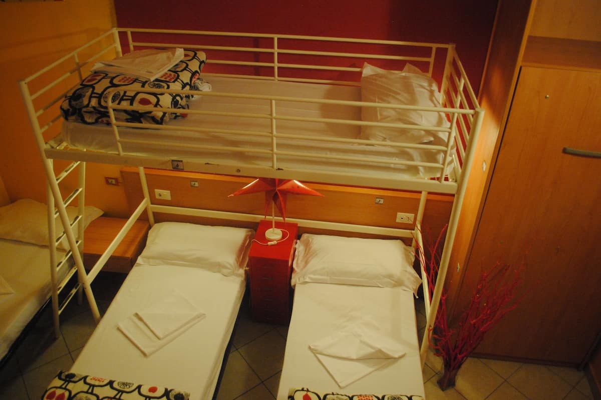 Posto letto in dormitorio con 5 letti | Wi-Fi gratuito