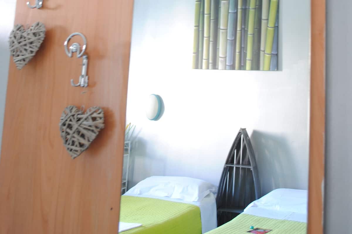 6 Bed Mixed Dorm | Room amenity