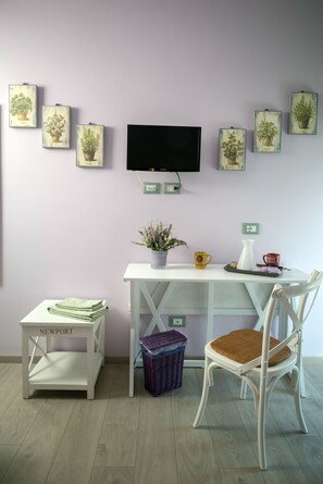 Tomannsrom – comfort, 2 enkeltsenger | Sengetøy av topp kvalitet, minibar, individuelt innredet og skrivebord