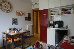 Tägliches inbegriffenes kontinentales Frühstück