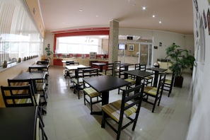 Café da manhã com buffet grátis