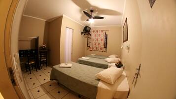 Escritorio, cortinas blackout y tabla de planchar con plancha