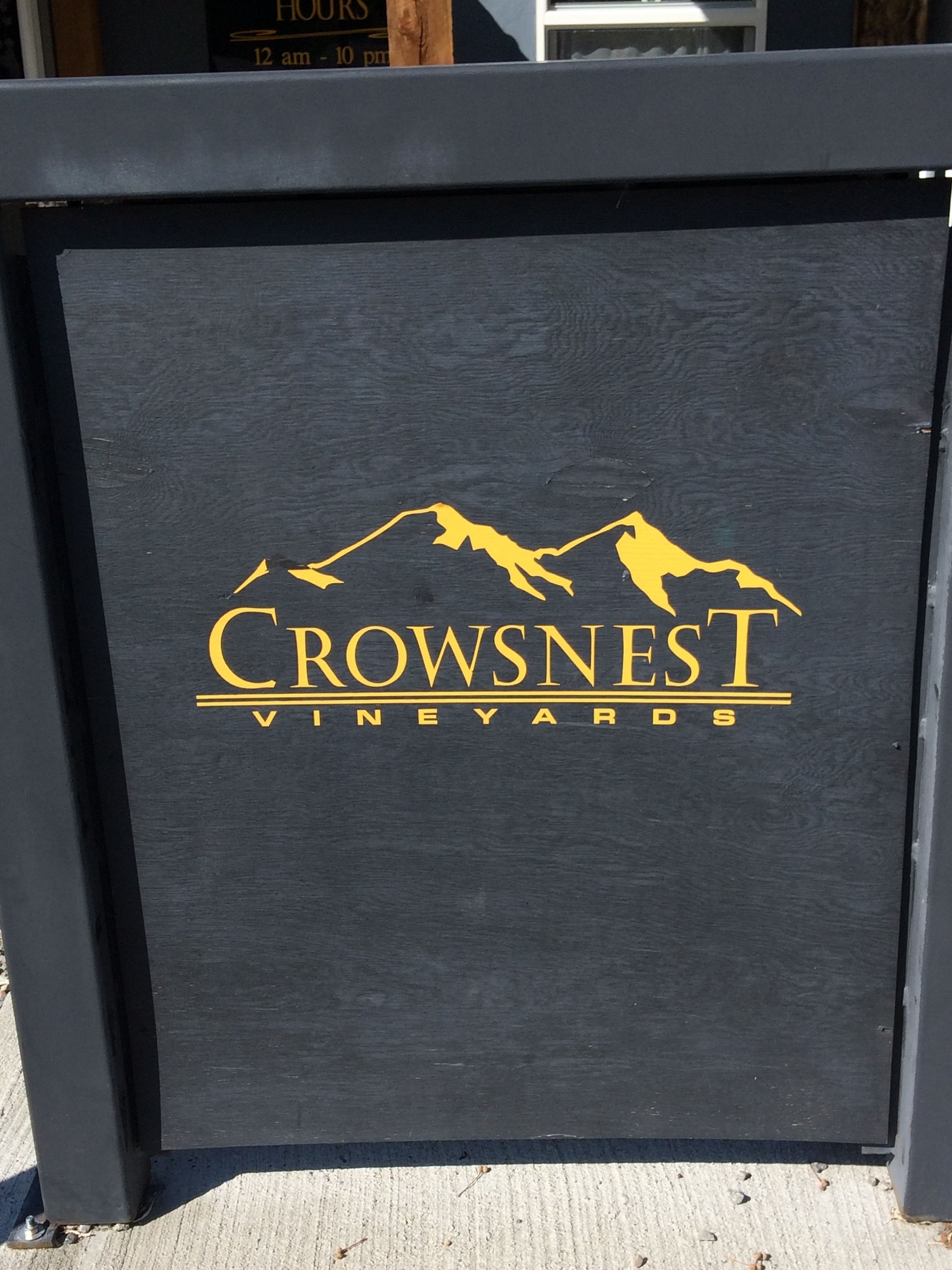Letrero de Crowsnest Vineyards con logotipo de silueta de montaña.
