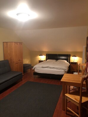 Large Double Room #2 | Premium bedding, desk, blackout drapes, soundproofing - Crowsnest Vineyards Guesthouse (Keremeos)
