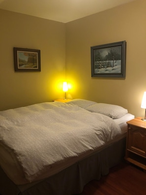 Regular Double Room #2 | Premium bedding, desk, blackout curtains, soundproofing - Crowsnest Vineyards Guesthouse (Keremeos)