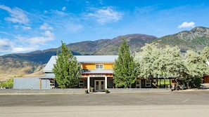 Exterior - Crowsnest Vineyards Guesthouse (Keremeos)