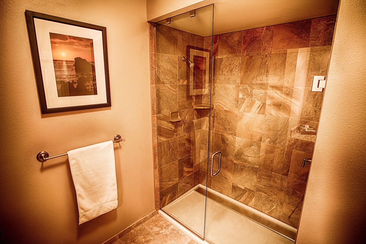 suite, balcony, partial ocean view | bathroom shower