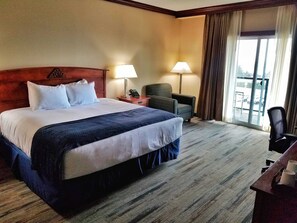 Suite, balkon, gedeeltelijk uitzicht op oceaan | Een kluis op de kamer, een bureau, een strijkplank/strijkijzer