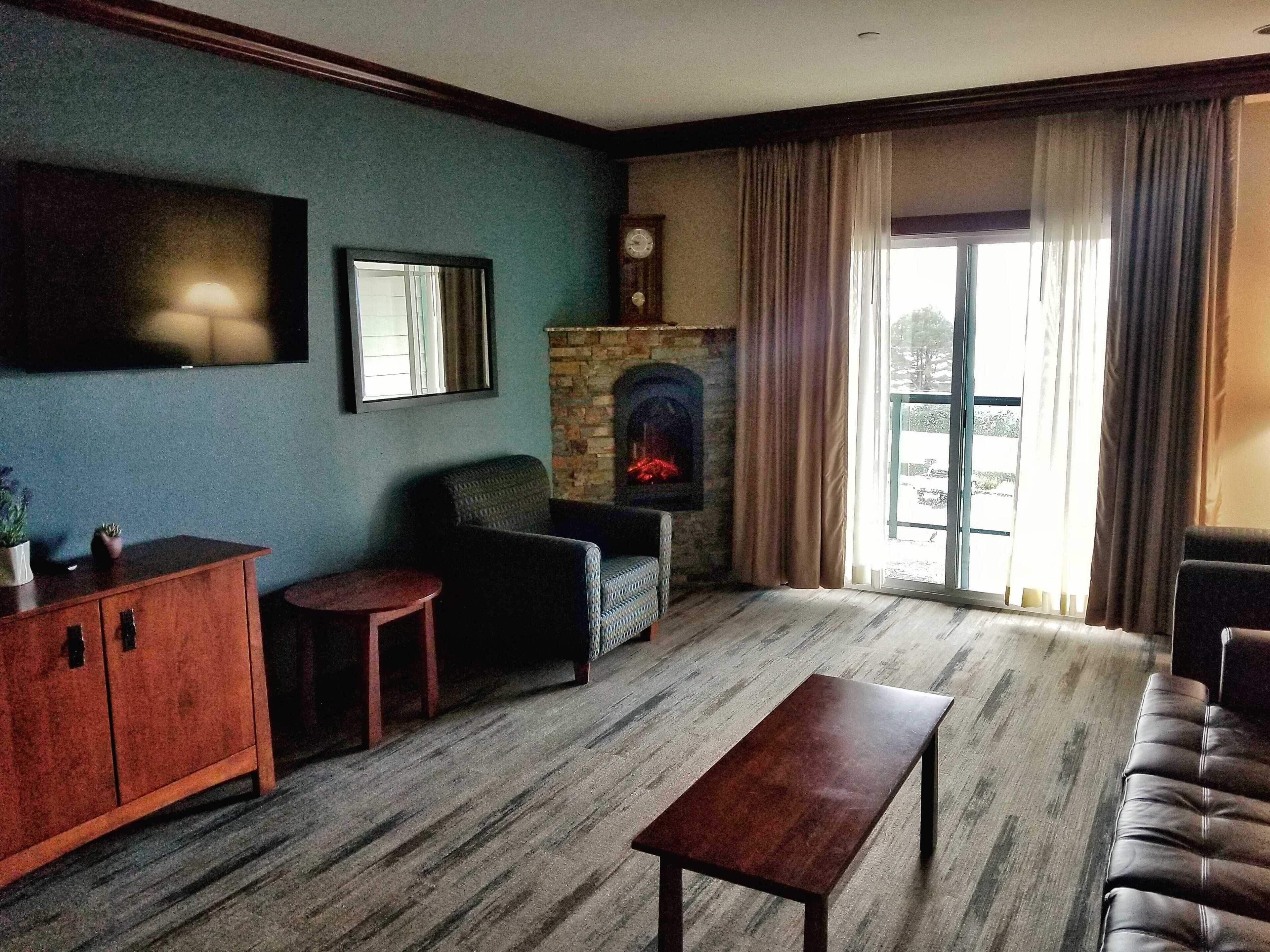 suite, balcony, partial ocean view | bathroom | hair dryer, towels, soap, shampoo