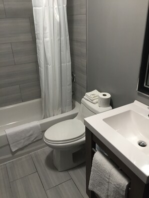 Standard Room, 1 Queen Bed | Bathroom | Combined shower/bathtub, towels