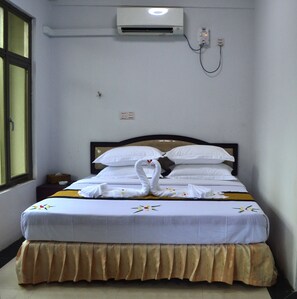 Habitación estándar | Escritorio, tabla de planchar con plancha, camas extra y wifi gratis 