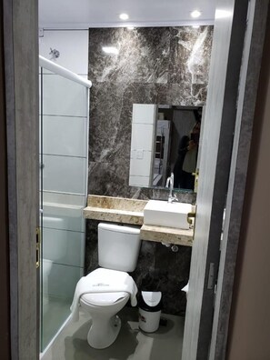Shower, free toiletries, towels - Hotel Recanto das Perdizes (São Paulo)