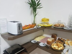 Free buffet breakfast on weekdays - Hotel Recanto das Perdizes (São Paulo)
