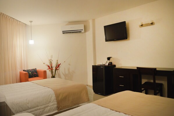 ห้องจูเนียร์สวีท | ตู้นิรภัยในห้องพัก, เตารีด/โต๊ะรีดผ้า, เปล/เตียงเด็กอ่อน (ฟรี)