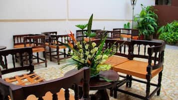 Se sirven desayunos, comidas, cenas y cocina regional