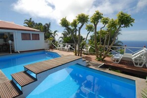 Outdoor pool, pool loungers - El Momo Cottages (Windward Side)