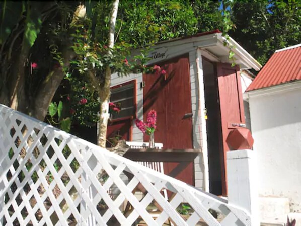 Property grounds - El Momo Cottages (Windward Side)