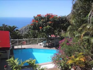 Piscine extérieure, chaises longues