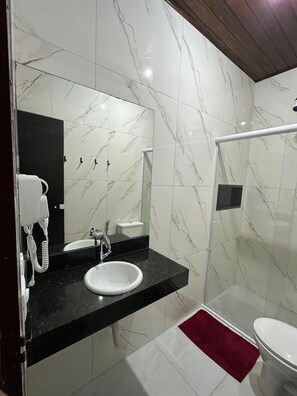 Family Quadruple Room | Bathroom | Shower, free toiletries, hair dryer, towels - Hotel Carrao (São Paulo)