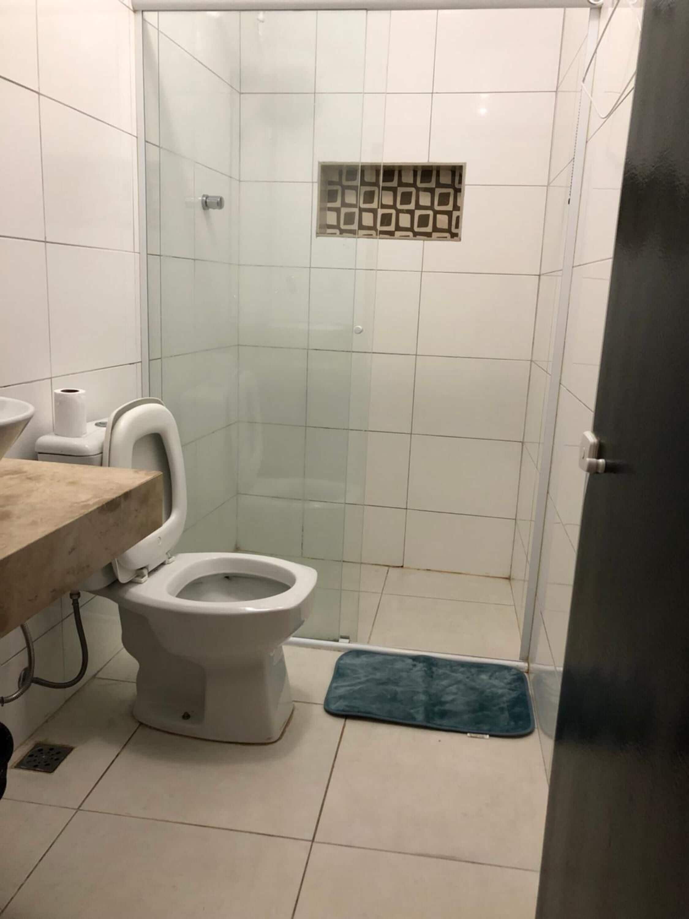 Ein kleines Badezimmer mit Toilette, Waschbecken und Duschkabine.