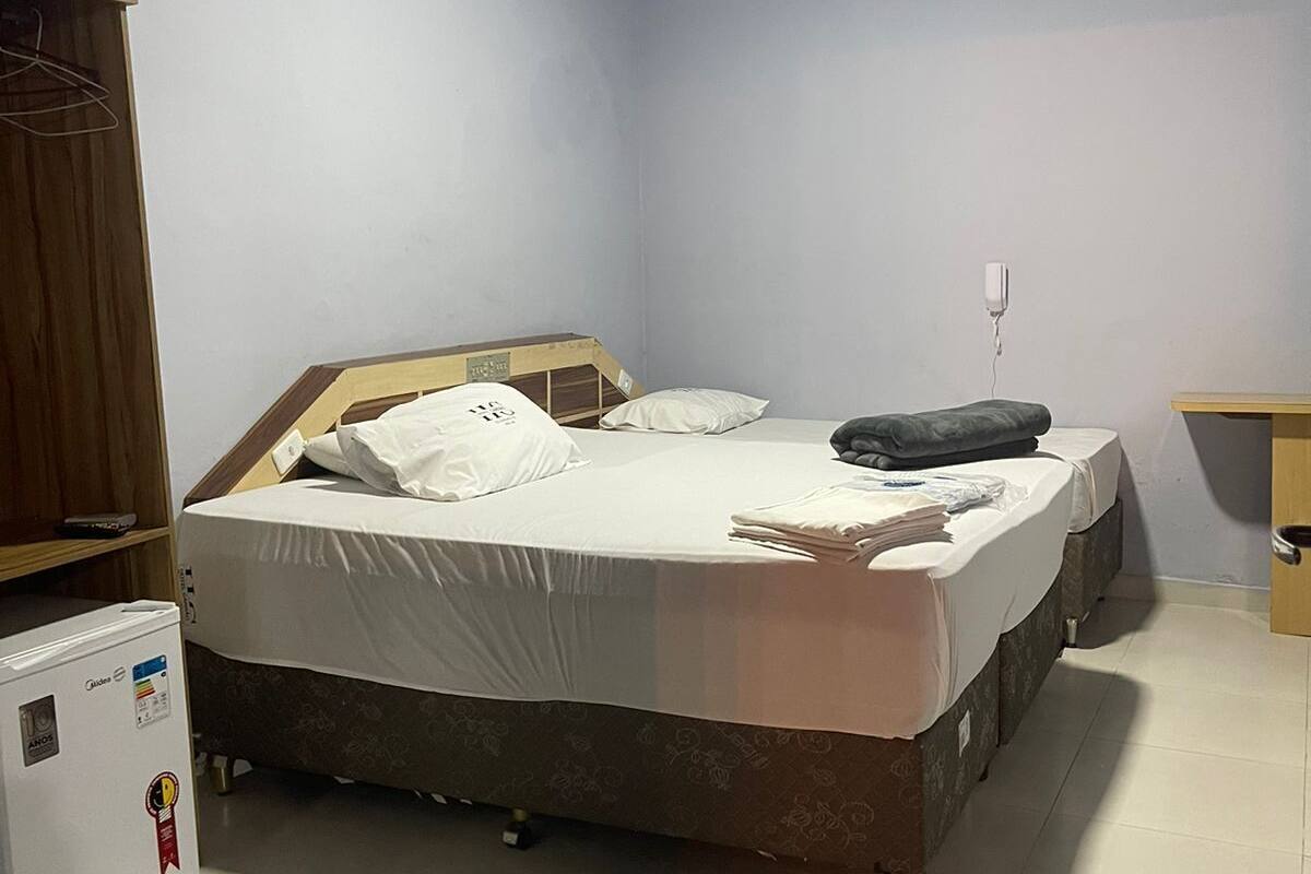 Gebar bulu kapas, bar mini, meja, seterika/papan seterika 