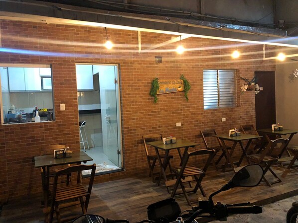 32-inch LCD TV with cable channels, TV