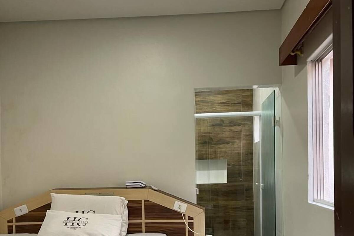 Gebar bulu kapas, bar mini, meja, seterika/papan seterika 