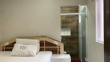 Edredons de pluma, frigobar, escrivaninha, ferros/tábuas de passar roupa