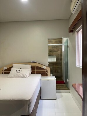 Edredón, minibar, escritorio y tabla de planchar con plancha 