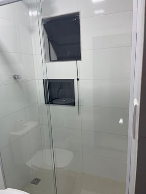 Habitación triple | Baño | Regadera, amenidades de baño gratuitas, toallas
