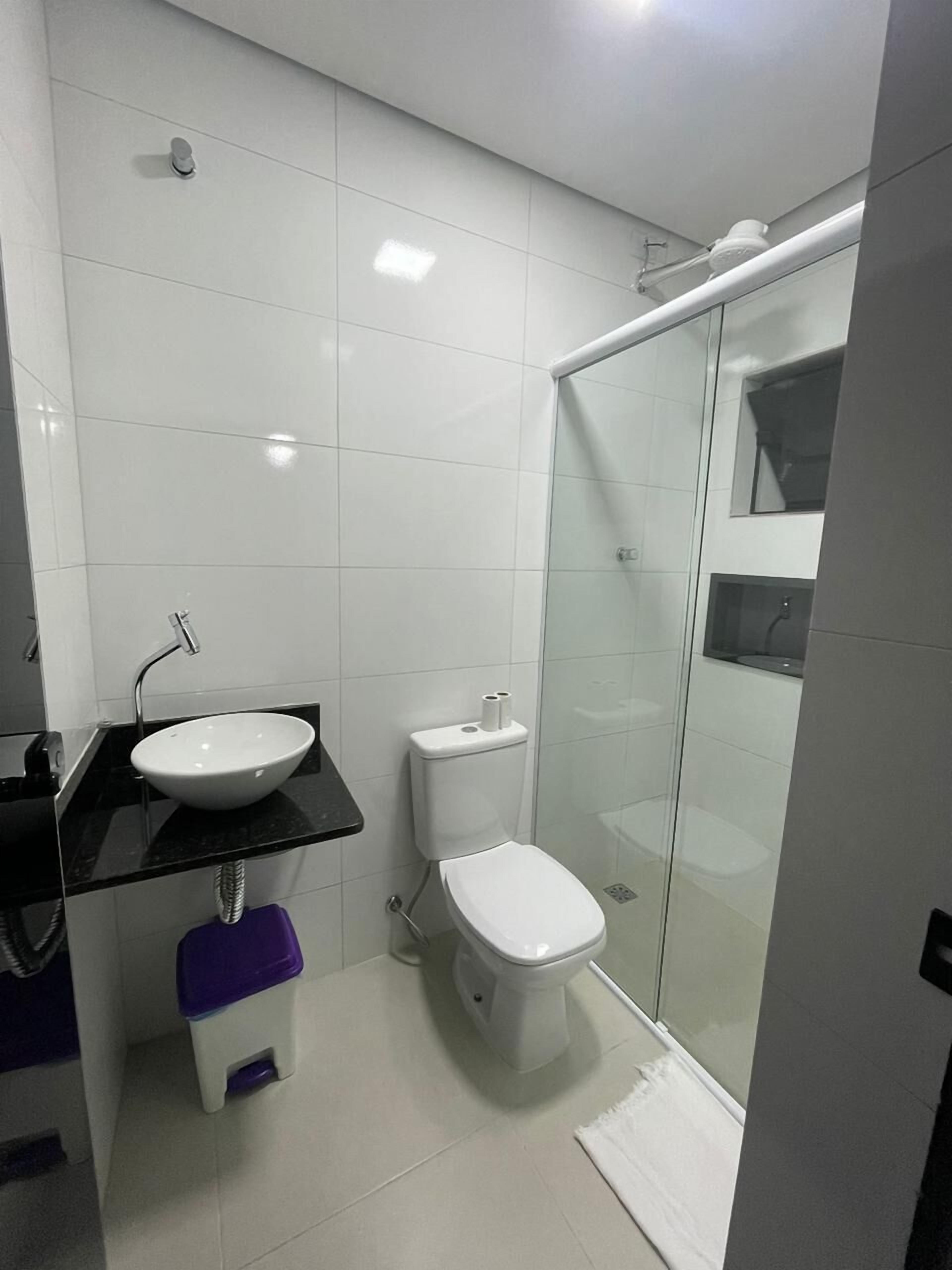 triple room | bathroom | shower, free toiletries, slippers, towels